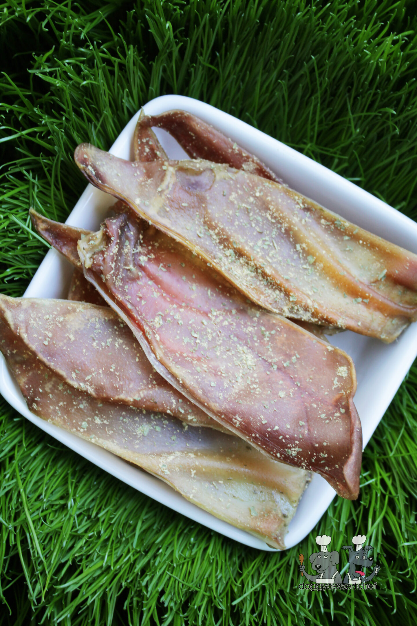 As dog owners, we all want to give our furry friends the best possible care, what better way to do that than by whipping up some homemade dog treats? If you're looking for a recipe that's both easy and delicious, then you're in luck! This dehydrated ginger and cilantro pig ears dog treat recipe is for you. 